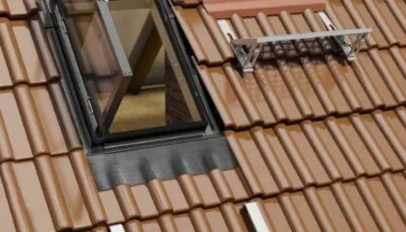 Wyłaz dachowy Okpol WVD+ w rozmiarze 47×73 cm — wyłaz dwuszybowy do pomieszczeń nieużytkowych i nieogrzewanych, z pakietem szybowym V4 (4/6/4) i stolarką z klej...