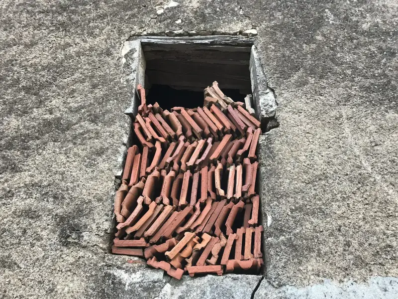 Czerwone dachówki ceramiczne na połaci dachu