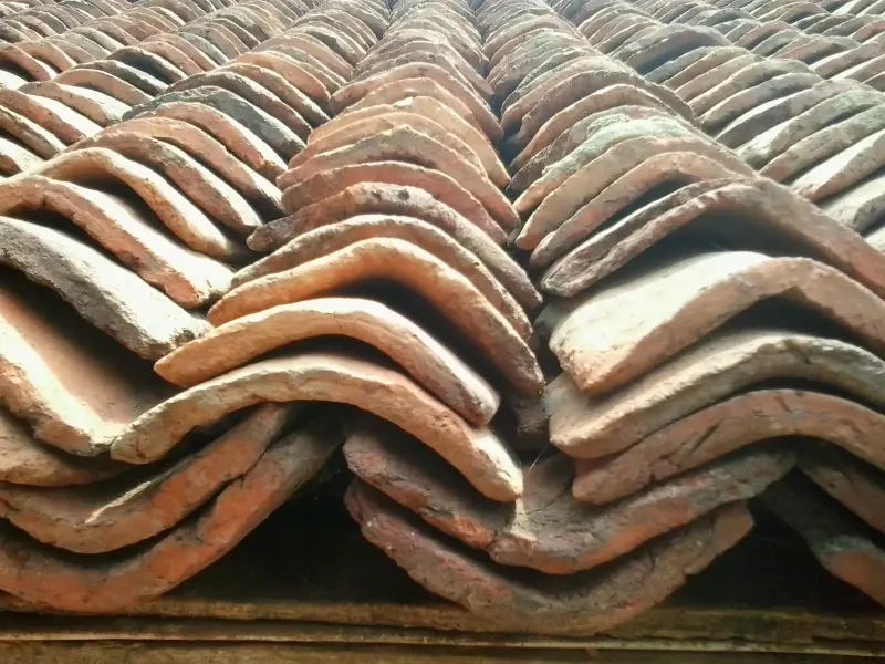 Zbliżenie na ceramiczne dachówki zakładkowe na połaci dachu