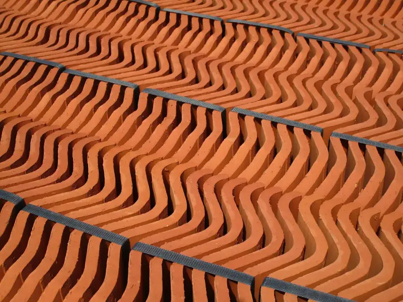 Paleta z zapakowanymi ceramicznymi dachówkami