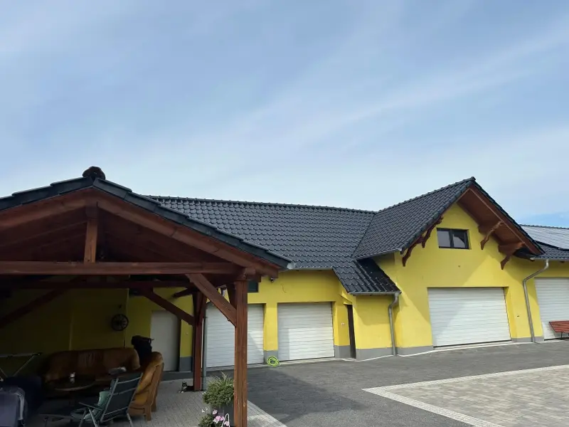 Realizacja PROHURT: grafitowe pokrycie dachu nad domem i garażem