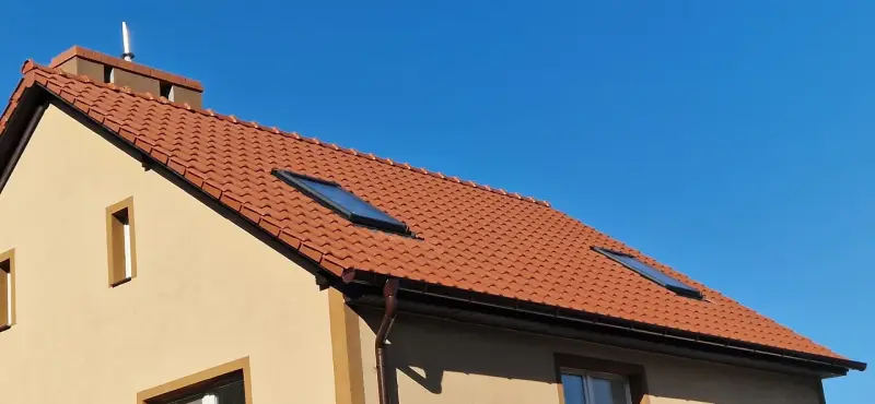 Realizacja PROHURT: czerwony dach ceramiczny z oknami dachowymi
