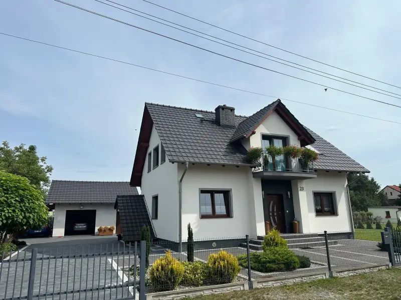 Realizacja PROHURT: dom jednorodzinny z szarym dachem ceramicznym